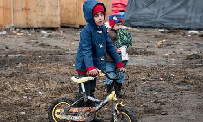 France urged to house children living alone in Calais camp 